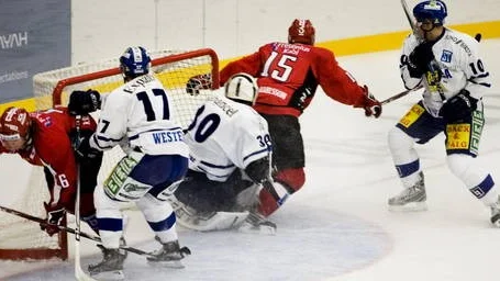 Almtunas Victor Rollin-Carlsson, nummer 15, är lårskadad.
