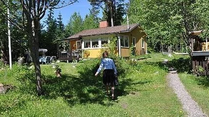 I Skinnäsviken utanför Öregrund ligger den här lilla gula stugan som ägts av ett äldre par i 34 år. Nu är den till salu, i likhet med många andra fritidshus runt om i Uppsala län just nu.