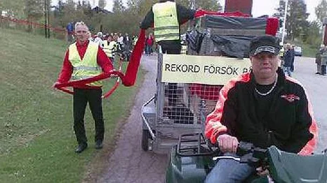Åke Larsson lägger ut halsduken medan Peter Larsson anför tåget på sin motorcykel. De är far respektie bror till projektledaren Anneli Larsson.