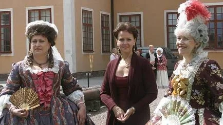 Anita Koskinen och Gunvor Lydin i sina broderade sidenklänningar som skapats av Laila Durán (i mitten). På torsdagen invigdes sommarens dräktutställning.