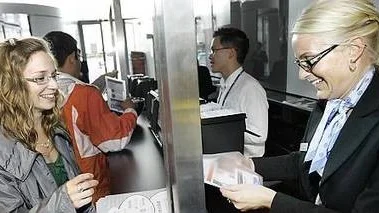 Malin Sjöblom registerade sig hos konferensvärdinnan Lisa Samuelsson för deltagande i Röntgenveckan 2008.