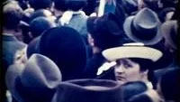 En kvinna tittar nyfiket på UNT-journalisten Ellis Edmans kamera under ett toppmöte mellan Storbritanniens kung och Frankrikes president i Paris på 1930-talet.