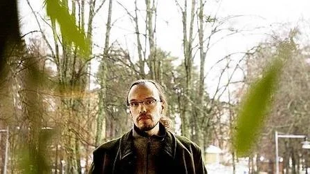 Anders Björkelid vill inte fastna i i en mall när han skriver fantasyromaner. Upprepningar intresserar honom inte och han kallar efterfrågan på samma typ av bok, gång på gång, för genrelitteraturens förbannelse.