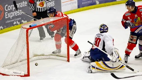 Växjös Patrik Carlsson  placerar 1-1.