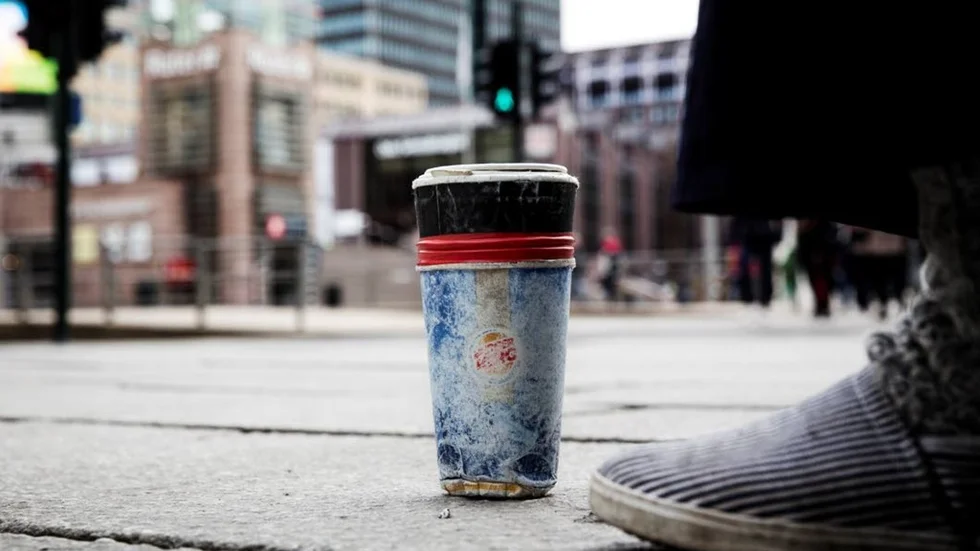 Olaglig mugg. Norge förbjuder tiggeri.