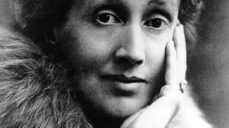 Virginia Woolf var en flitig essäist. Nyligen har en tredje volym med hennes essäer kommit ut på svenska.