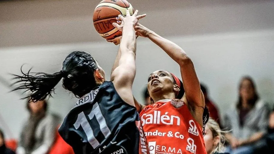 Matchvinnaren Adrianne Ross i röd tröja.