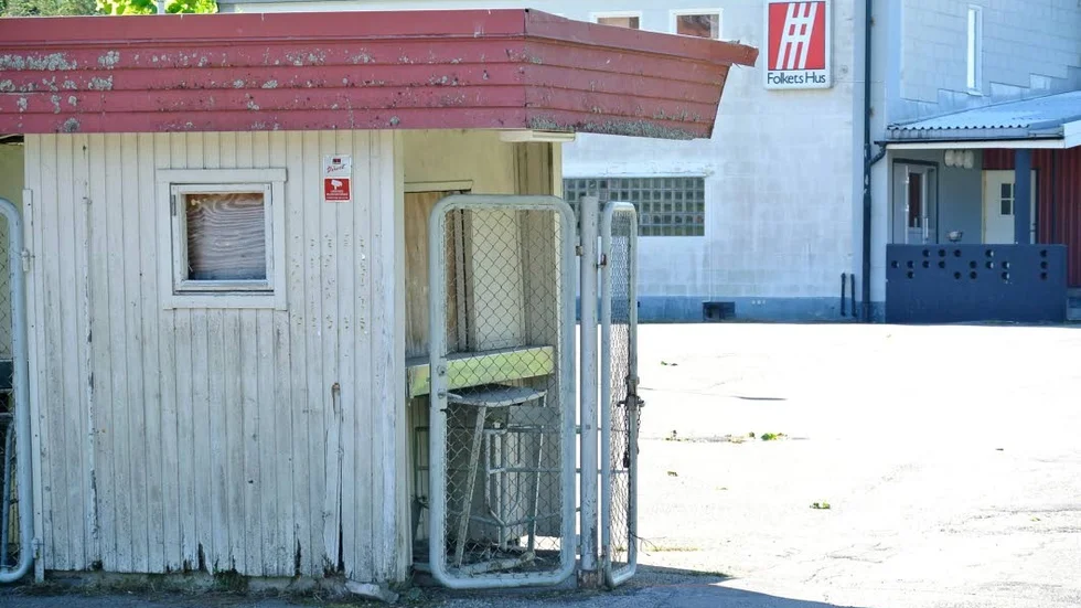 Rivning väntar. Folkhetshusföreningen i Söderfors vill riva den fallfärdiga entrékiosken med vändkors som inte längre används.