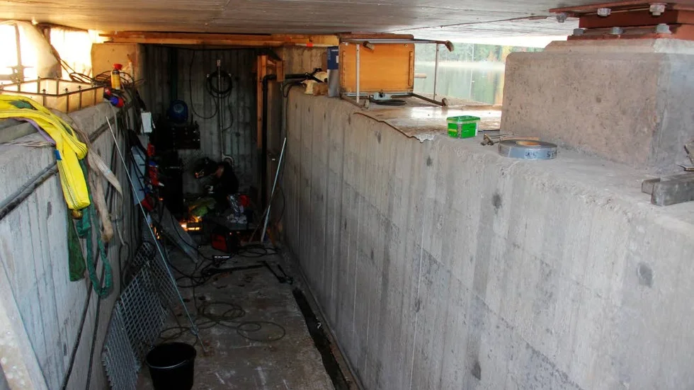 Skivbord. Dammluckan renoveras i Bredforsen. Delar av smörjanordningen till dammluckorna svetsas.