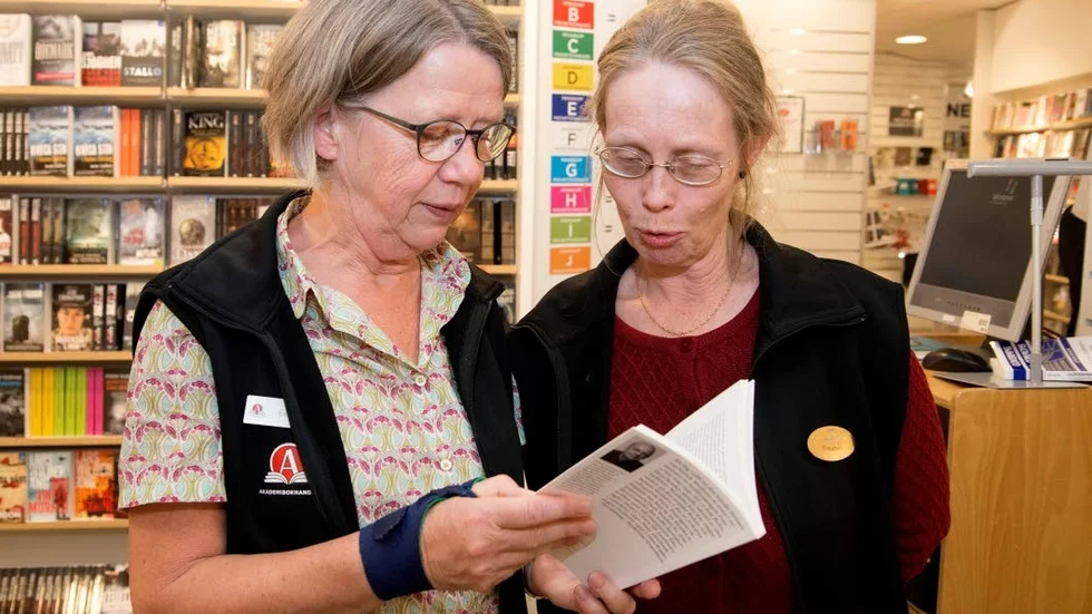 Eva-Brita Jonsson och Elisabet Wefer på bokhandeln LundeQ ska läsa in sig på Patrick Modiano. Det är många kunder som framöver kommer att vilja ha deras tips.