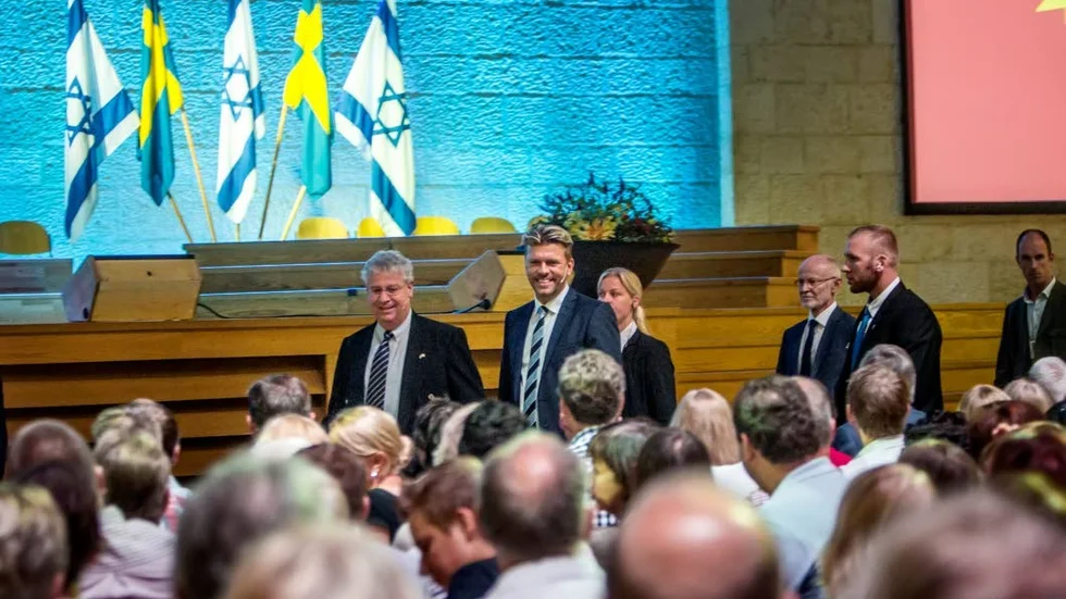 Applåder. Israels ambassadör Isaac Bachman går upp på scenen tillsammans med Livets ords pastor Joakim Lundqvist. Isaac Bachman menade att Israels agerande i konflikten i Gaza handlar om självförsvar och bekämpande av islamistisk terrorism.