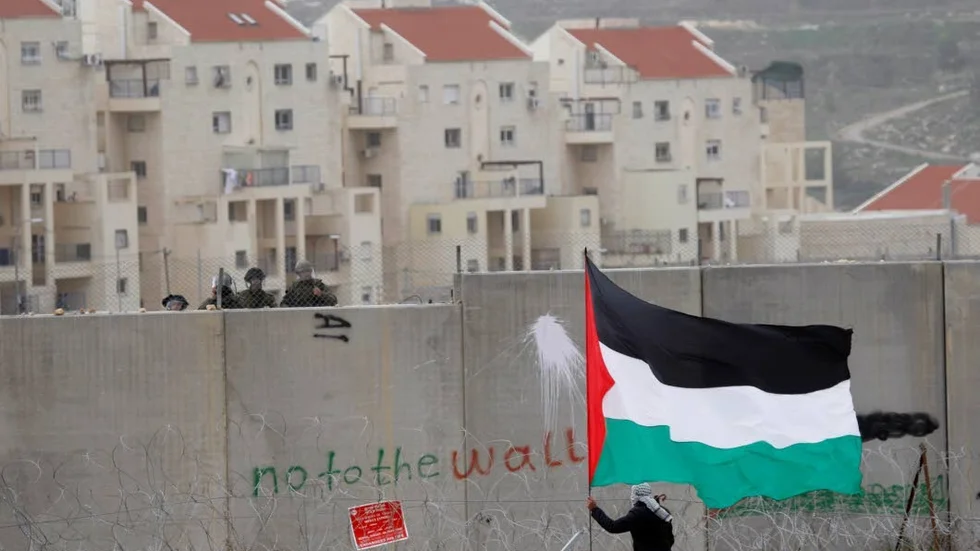 Protest. En palestinier demonstrerar utanför den israeliska bosättningen Modiin Illit på Västbanken.