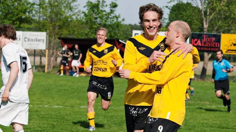 mål! Gusks Andreas Josefsson (t v) och Henrik Englund jublar efter lagets avgörande 2-1-mål mot Skiljebo.Foto: kattis strömgren
