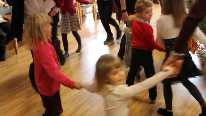 Populärast var dansen och den efterföljande plundringen av granen.