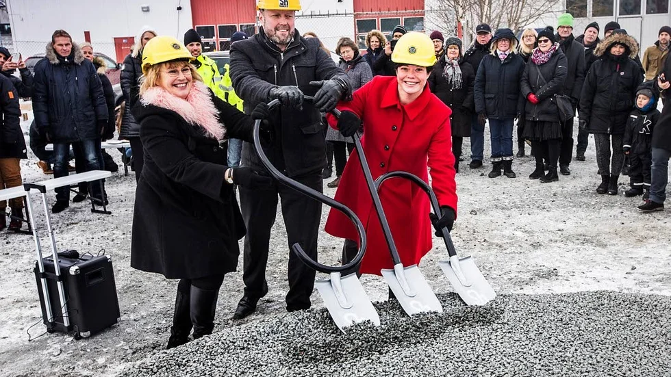 Spadtag. Lena Rönnberg, ordförande i HSB Uppsala, Per Almgren, byggchef påp Sh Bygg, och Marlene Burvick, kommunalråd, tog det första spadtaget på det nya bygget.