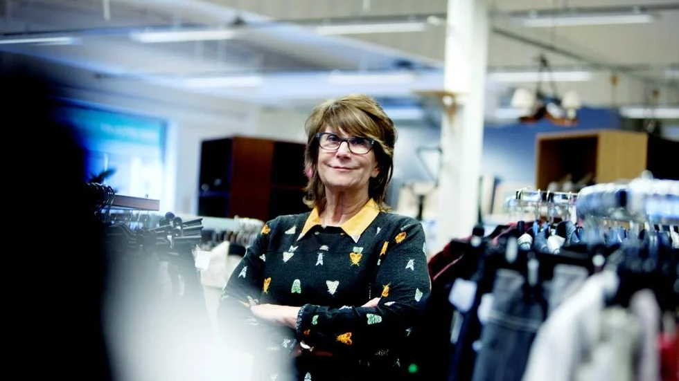 Orolig.  Månika Lindahl Tapper, butiksföreståndare på Stadsmissionen, hoppas att politikerna ska förstå vilken skillnad second hand-butikerna och deras försäljning gör för utsatta människor i samhället. Överskottet  återinvesteras i verksamheten och används bland annat för att kunna erbjuda arbetsträning för de som haft svårt att ta sig in på arbetsmarknaden.