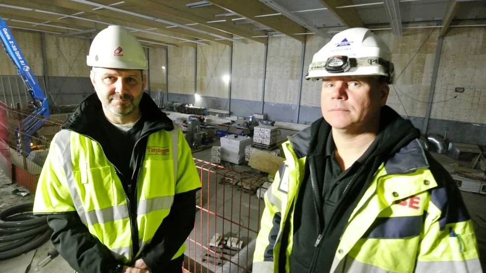 På läktarplats. Tierpsbyggens Tony Persson och byggentreprenörens platschef Johnny Olsson där läktaren håller på att ta form i nya sporthallen.