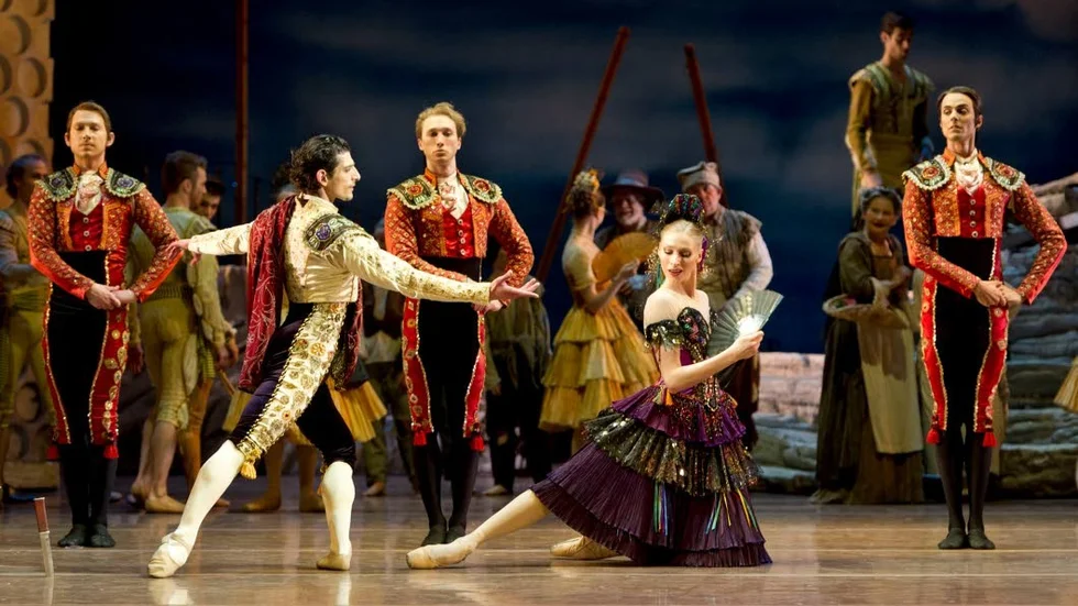 Färgstarkt. Sarah-Jane Medley, Marianna Barabás, Arsen Mehrabyan och Yolanda Correa i en scen på ett torg i Barcelona i Operans "Don Quijote".