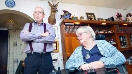 Lars Mollbrink, med hustrun Anna-Lisa, misstänker att kommunen vill få de äldre i gamla servicehuset att flytta ut.