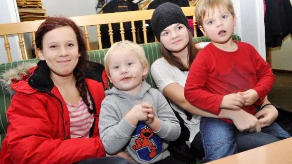 Ottilia Ekwall med lillebror Edvin Skoglund, och Linnéa Ellström med lillebror Linus.