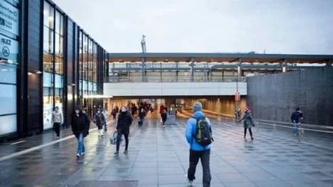Skyddar inte från regnet. Mellan den uppvärmda svarta kuben och den vindpinade undergången finns ett par fåniga kantlysande takutsprång, skriver Kjell Dahlström.