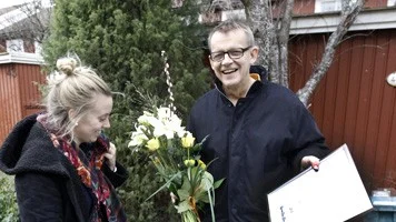 Reportern Johanna Engman gratulerar Hans Rosling.