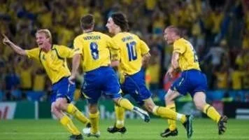Petter Hansson (längst till vänster) jagas efter sitt mål mot Grekland i EM 2008.