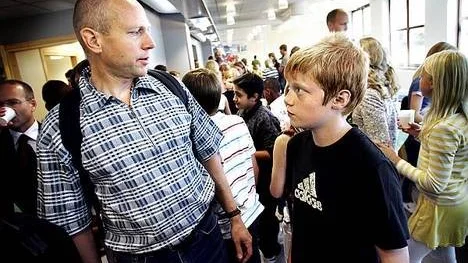 Lennart Flink och Elia Flink i vimlet på Kunskapsskolan.
