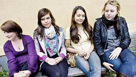 Emmy Näslund, Amy Axelsson, Nadja Hjelm och Josefin Eriksson arbetar nu för att det ska fortsatta vara skola i lokalerna intill Fyrisån.