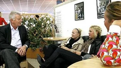 Rektor Lars Palmqvist pratar med Sandra Lindesjö, Kristin Falk, Sofia Blomqvist.