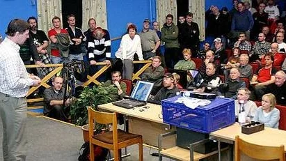 Lars Björk från Jägarförbundet krävde inför ett fullsatt Folkets hus att vargen skulle bort.