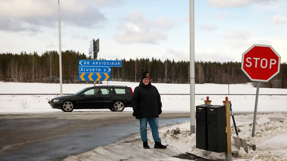 Katrine Johansson kom åkande från Älvsbyhållet tillsammans med sin man i tisdagskväll när en bilist missade stoppskylten och var nära att ramma paret.
