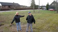 Här ska villan stå. De unga tierparna Tomas Jonsson och Jenny Persson satsar på att bygga eget på sin hemort. Den 1 060 kvadratmeter stora tomten kostar 90 000 kronor.
