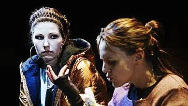 Ellen Fosti spelar Ana (t v) och Annika Kofoed gör rollen som Mirna, både flyktingar från krigets Balkan i pjäsen Borta bra hemma bäst.
