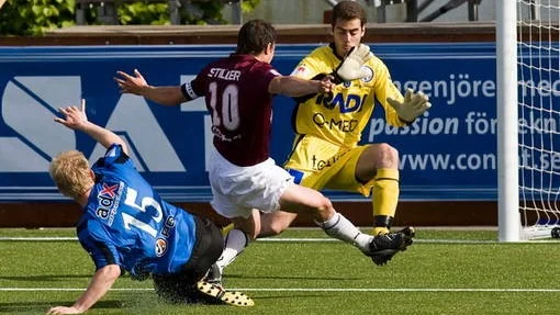 Hannes Stiller låg ofta och hotade Siriusförsvaret. Här är han framme men Milan Barjaktarevic räddar.