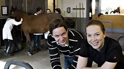 Oskar Nilsson och Josefin Hållbus går årskurs fem på veterinärutbildningen. Att könsfördelningen är så sned tycker de inte är något större praktiskt problem.