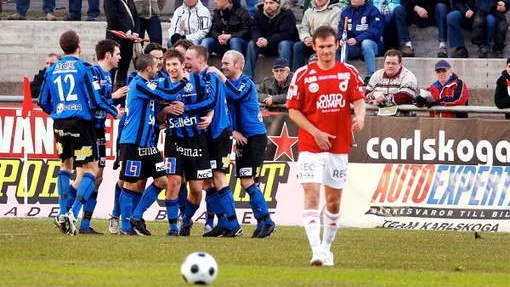 Mikael Nordh gratuleras efter hans mål som betydde 1-0.