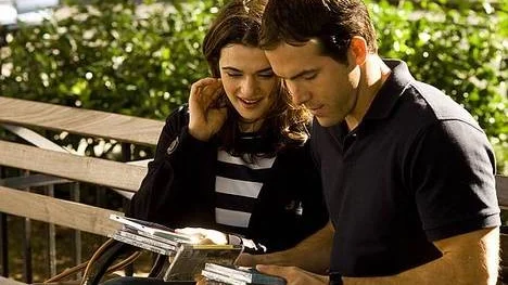 Morgondagens romkom. Rachel Weisz och Ryan Reynolds i Definitely, maybe.