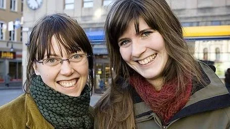 Studenterna Klara Berge och Hanna Höglund saknar torget hemma i Linköping. Där finns det både mer kaféer och uteliv, tycker de.