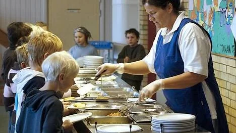 Veronica Fanquist serverar fisk till några av Sunnerstaskolans 530 elever.