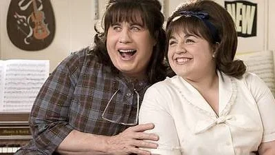 John Travolta som Edna Turnblad och Nikki Blonsky som hennes dotter Tracy i nyfilmatiseringen av Hairspray.