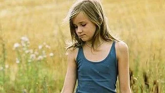 Mia Saarinen spelar titelrollen i Kid Svensk, en film om en 12-årig tjej som befinner sig i en brytningstid i livet.