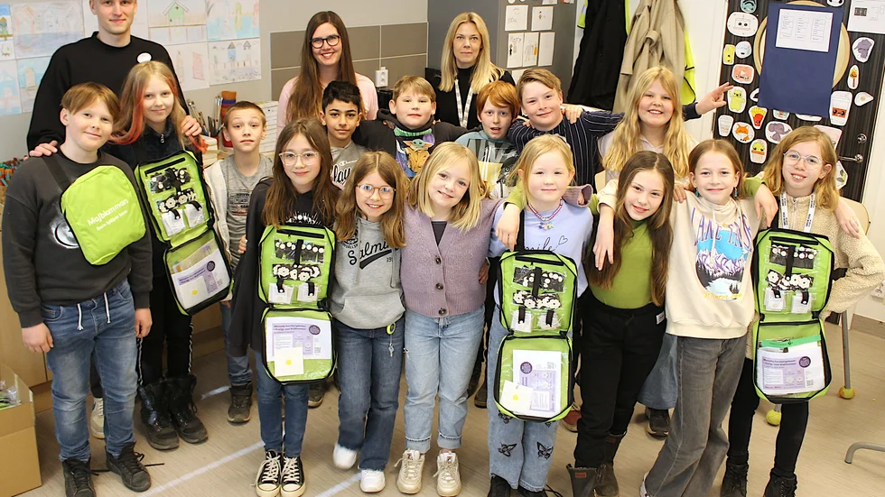 Klass 4c Skolgårda skola är redo att sälja årets majblommor. Lärare Erik Leijon och Johanna Junestav, tillsammans med Maria Nilsson, ordförande Majblomman Motala (i mitten) tror på bra resultat.