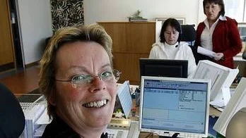 Åsa Elfwendahl, kontorschef på Affärsresebyrån, vill att man ska vara en lokal resebyrå för Uppsalaföretagen. I Bakgrunden Eva Djupedal och Kerstin von Koch.