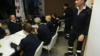 Ambulanspersonalen kommer och går.