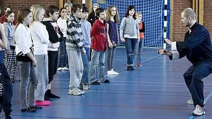 Jakob Isaksson visar tai Chi för eleverna i Tiundaskolan.