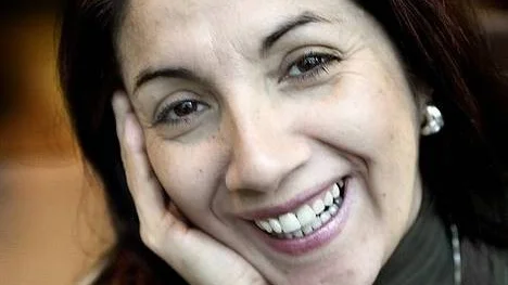 Mirtha Castillo håller med forskaren Mehrdad Darvishpour. I Sverige har kvinnor lättare att leva ett självständigt liv. Här finns inga lagar som förbjuder skilsmässa och abort. Man kan försörja sig utan att vara beroende av en man.