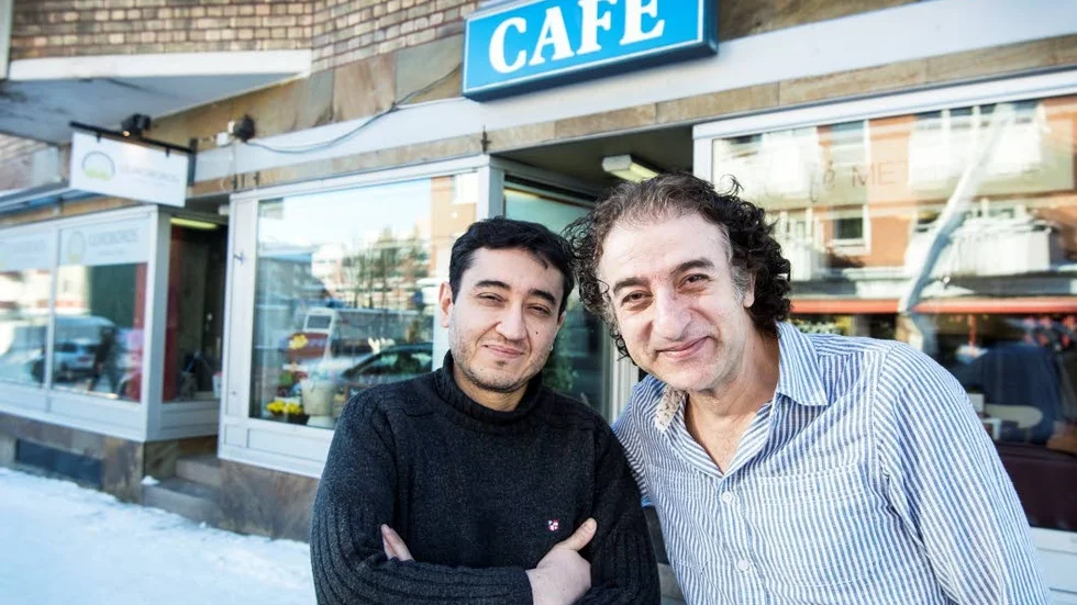Kafé. Snart öppnas caféet igen. Inam Abulch driver Café Metropol tillsammans med Raminda Sattarova, som inte var på plats. Vännen Mehmet Tekin, hjälper till.