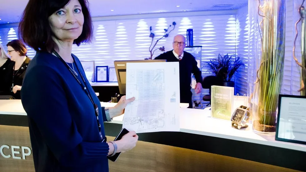 Ritningar. VD Nina Wikstedt visar ritningar på det nya bygget. Ingången till den nya hotelldelen kommer att vara i samma lokal som receptionen. I bakgrunden hotellägaren Hilding Holmqvist.