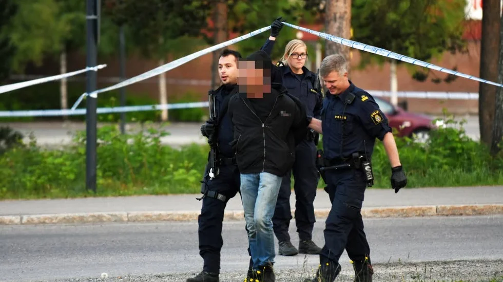 Här grips en av de misstänkta för skjutningen utanför ICA på Hertsön. Mannen på bilden har erkänt att det ar han som avlossade skotten.